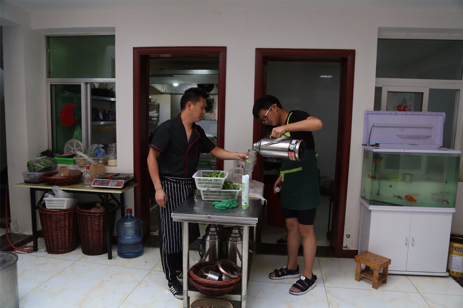 00后准大学生餐馆打工称将用人生第一桶金回报父母