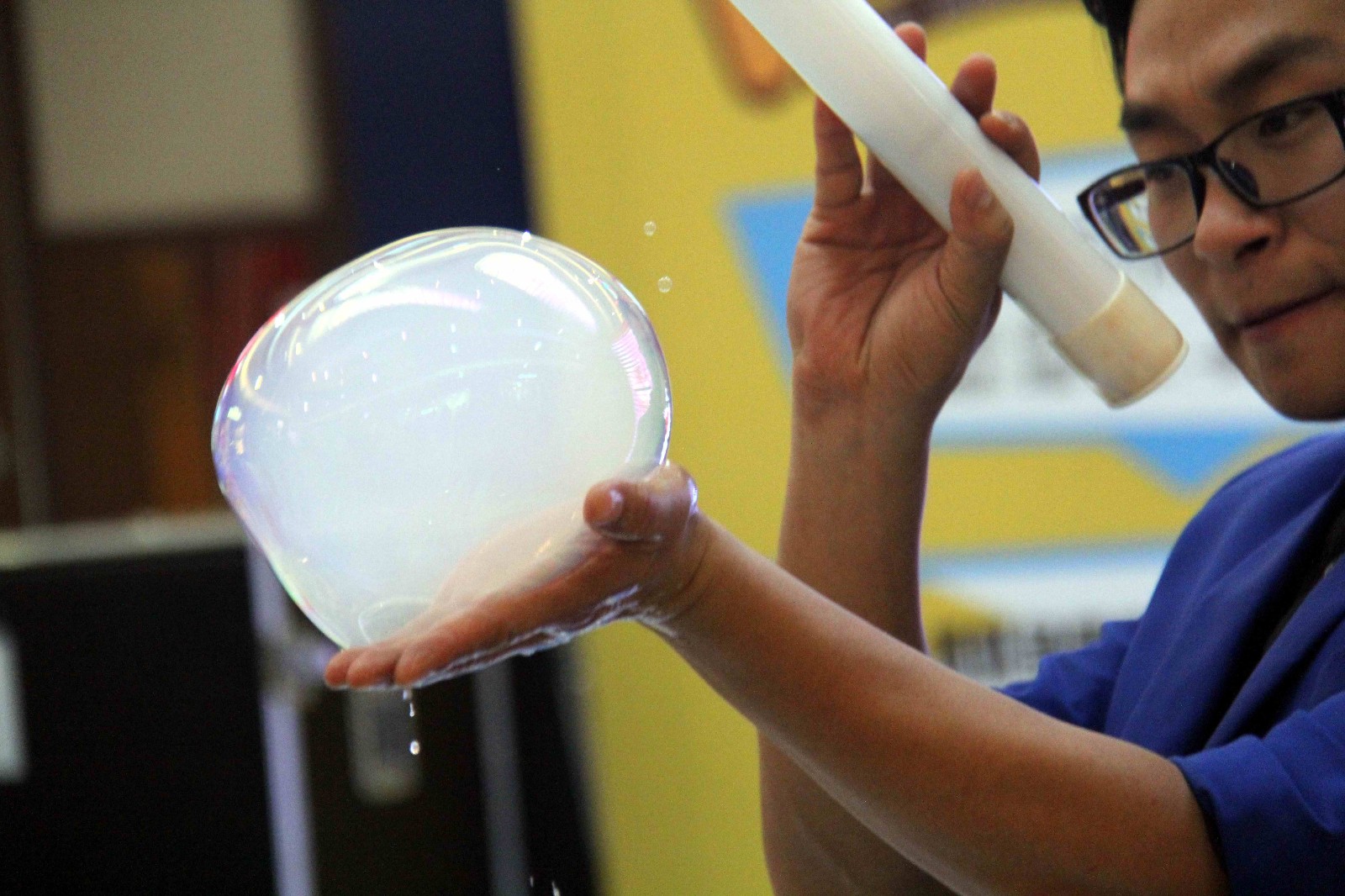 安徽小伙创业专门表演秀泡泡,一个比一个大,一个比一个神奇_新浪看点