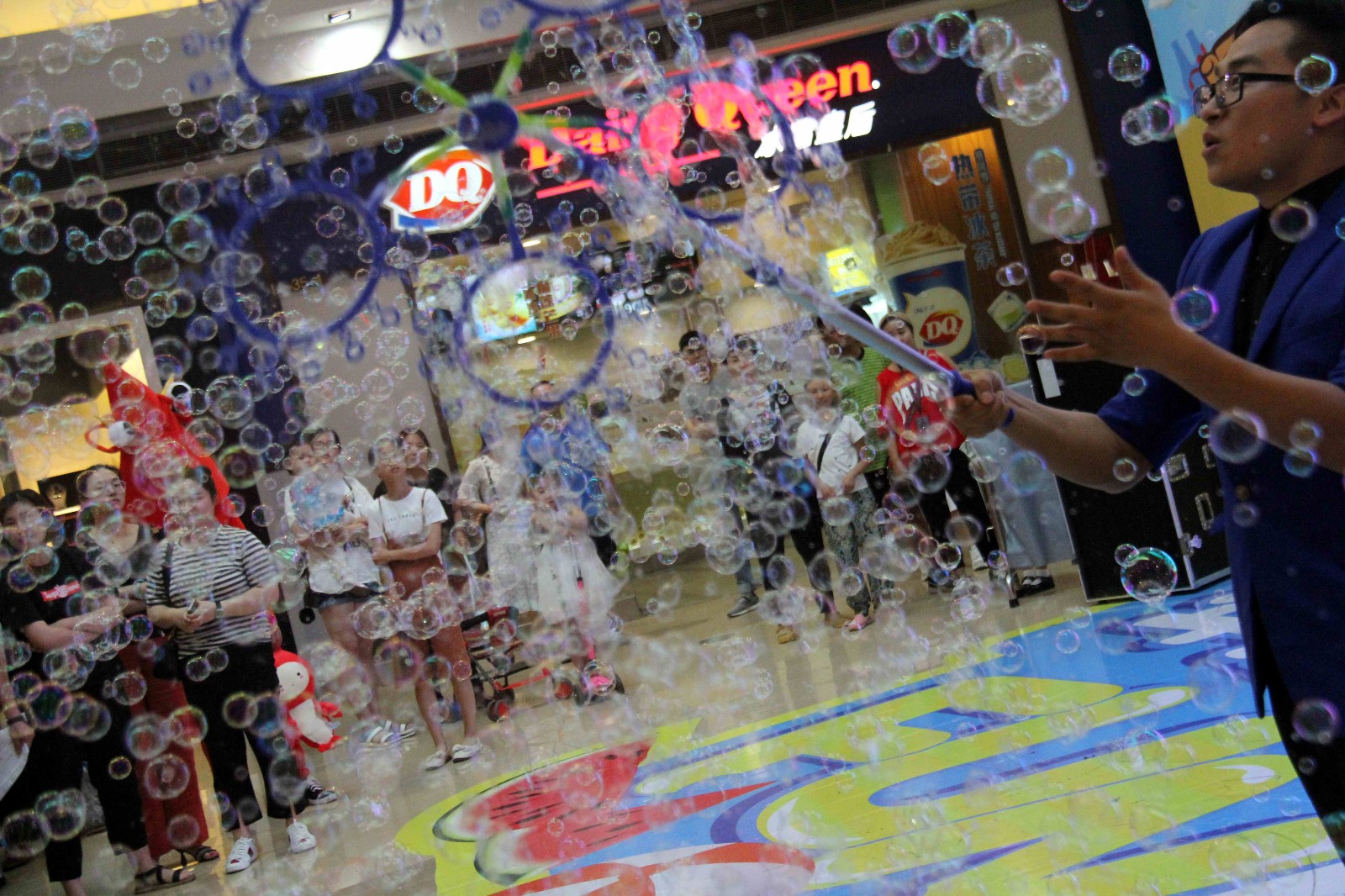 活动现场这一位小伙正在展示表演泡泡秀技艺,这个大