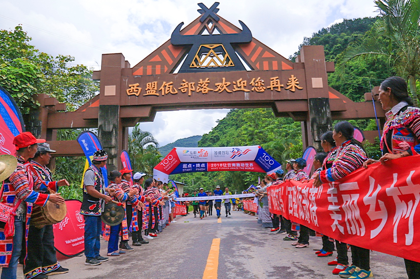 神秘的龙摩爷圣地,精致美丽的西盟县城,茂密的原始森林等景观,也通过