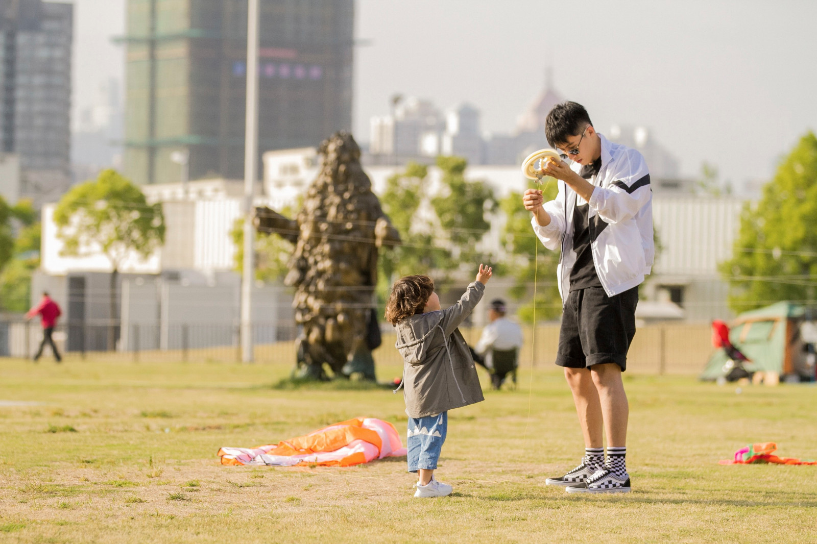 放开我北鼻黄景瑜单手抱娃娴熟换尿布