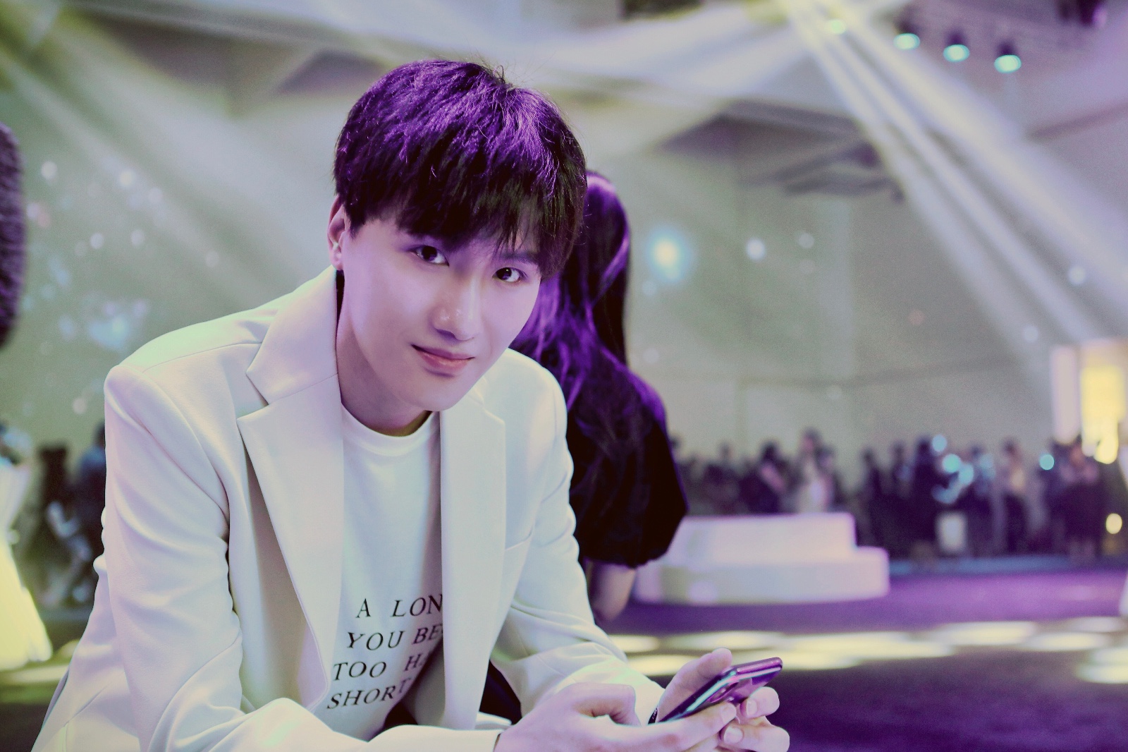 杨逸飞受邀参加芭莎珠宝活动 一袭白色西装尽显迷人气质