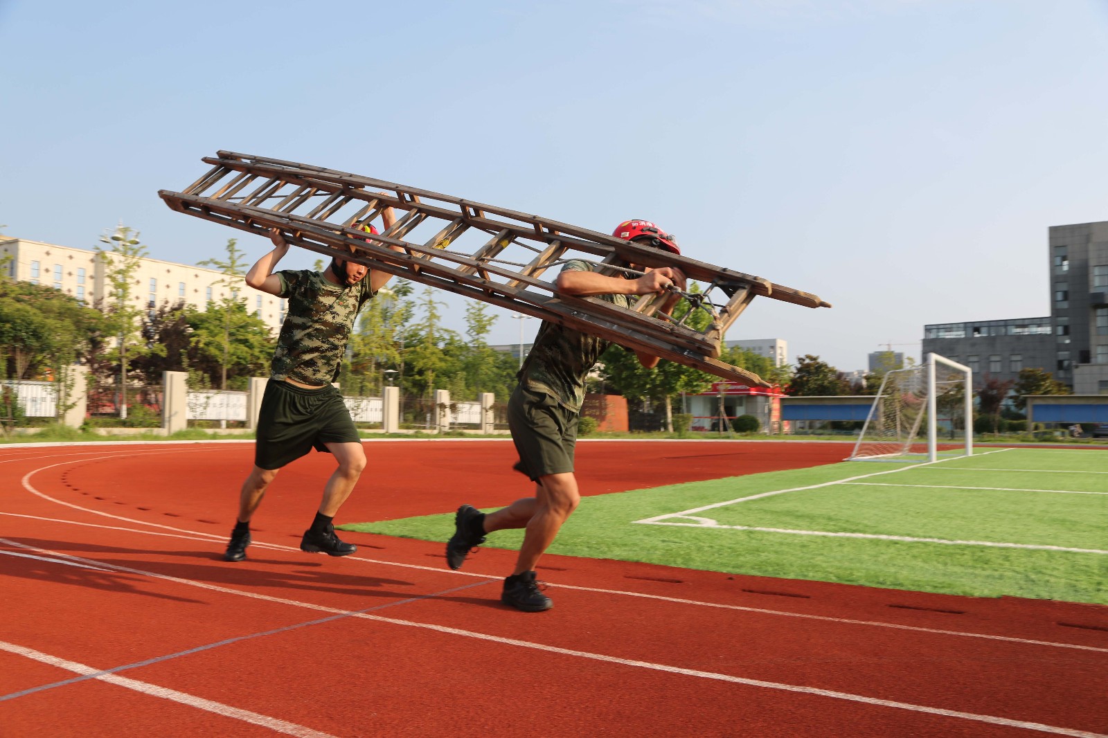 有了消防兵"魔鬼"训练,才有了人们的平安生活辛苦了消防官兵们