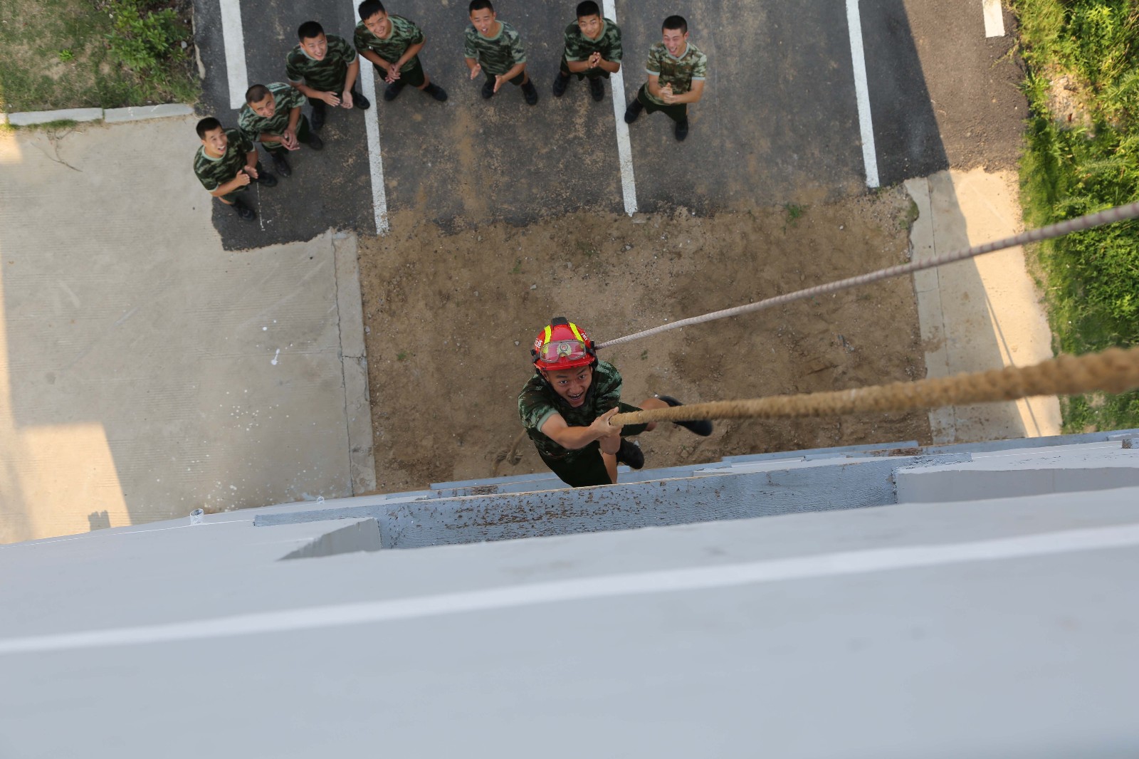 有了消防兵"魔鬼"训练,才有了人们的平安生活辛苦了消防官兵们