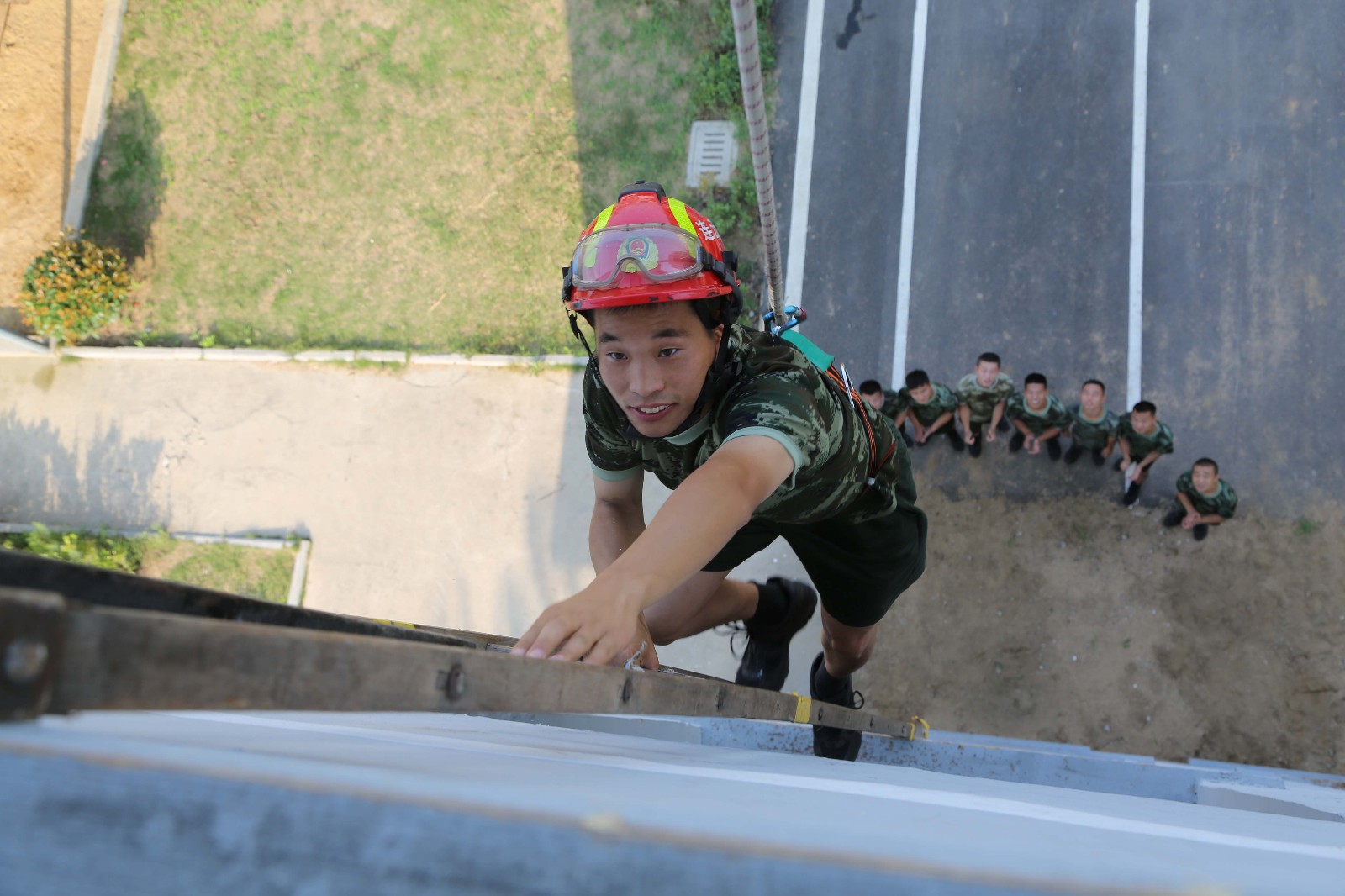 有了消防兵"魔鬼"训练,才有了人们的平安生活辛苦了消防官兵们