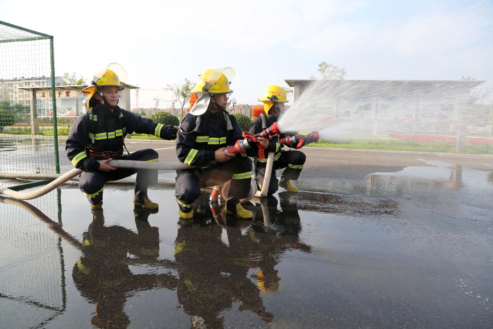 有了消防兵"魔鬼"训练,才有了人们的平安生活辛苦了消防官兵们