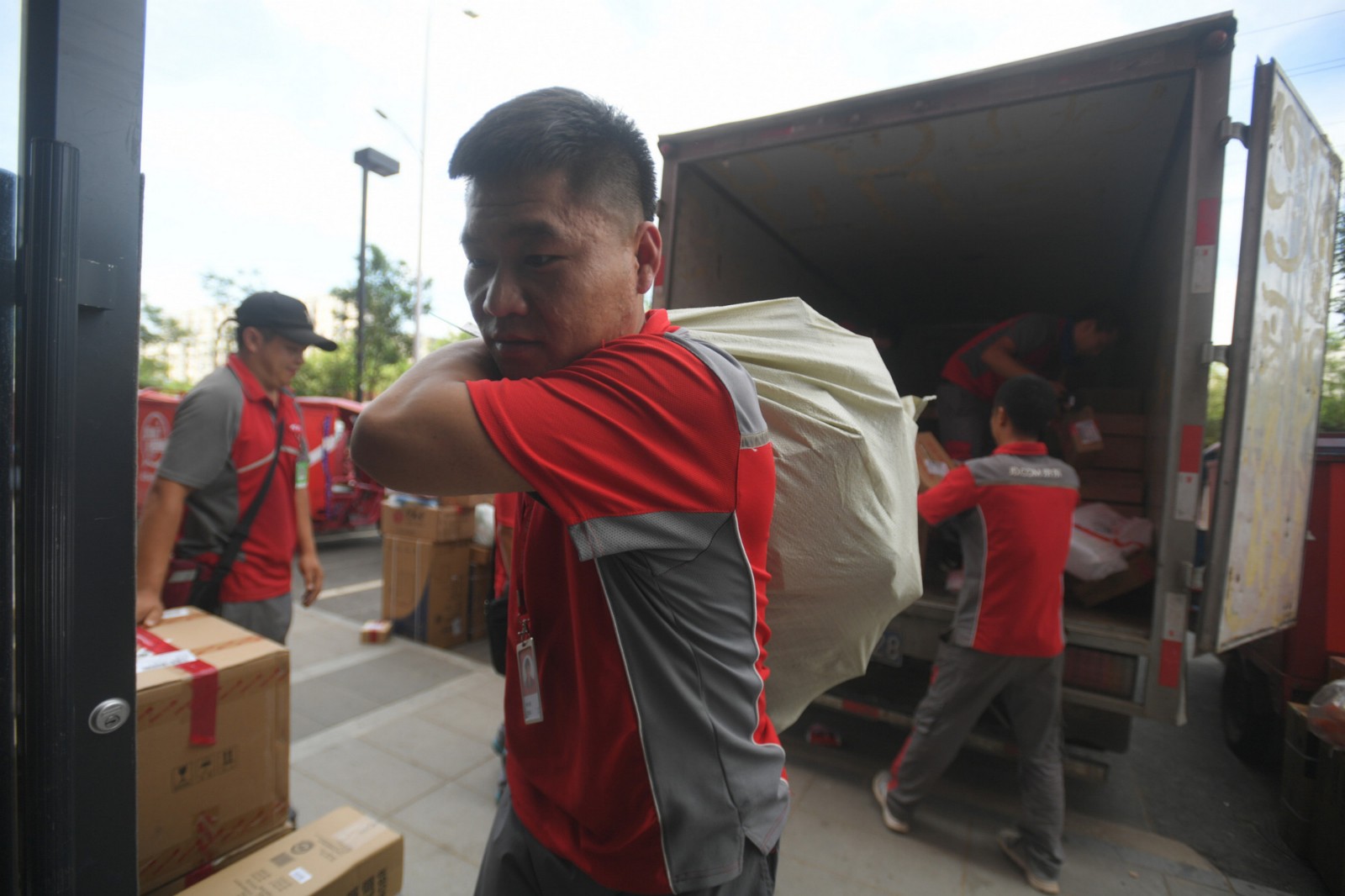 退伍兵变身快递小哥高温天送快递一天喝掉八瓶矿泉水