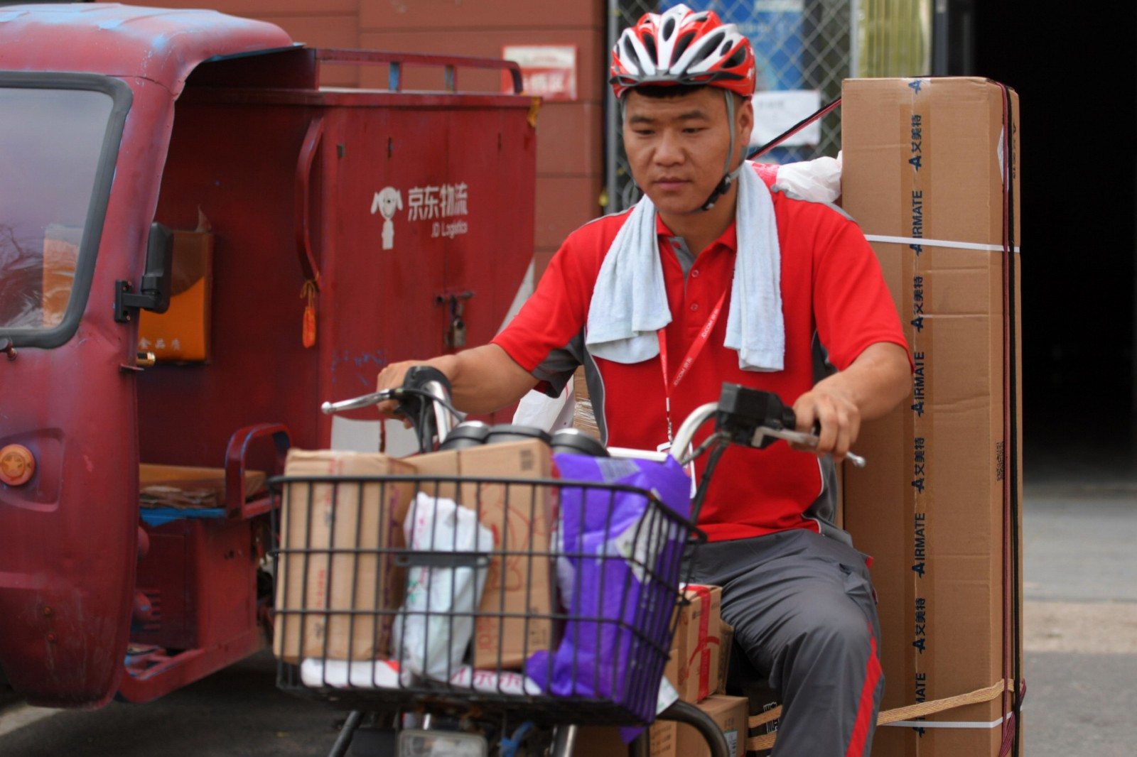 退伍兵变身快递小哥,高温天送快递一天喝掉八瓶矿泉水|物流|快递|矿泉