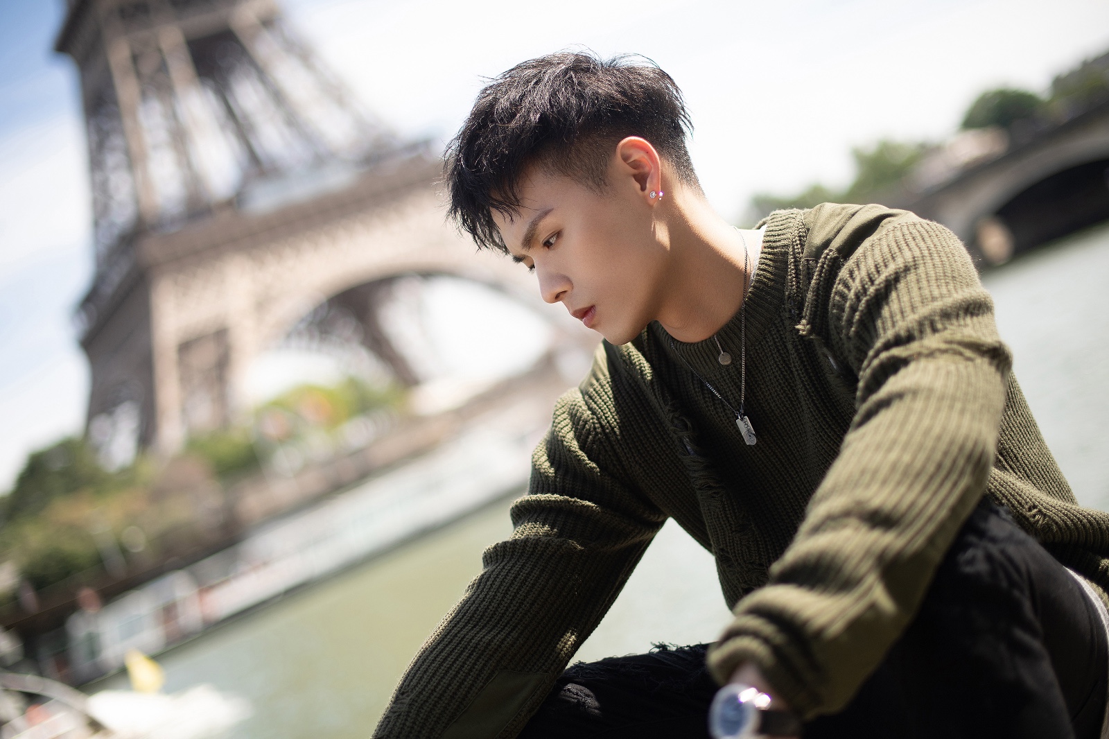 jeffrey董又霖新歌一个人去巴黎mv上线虐心演绎时空交错