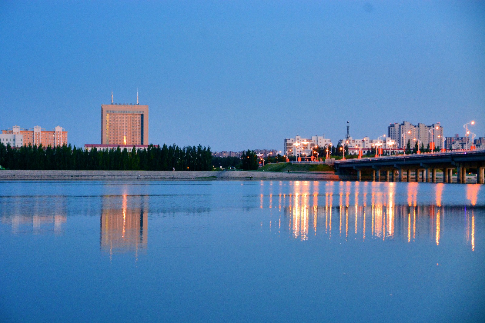 风景静谧而美好,如一缕淡淡的馨香.傍晚的辽河公园哲里木大桥段