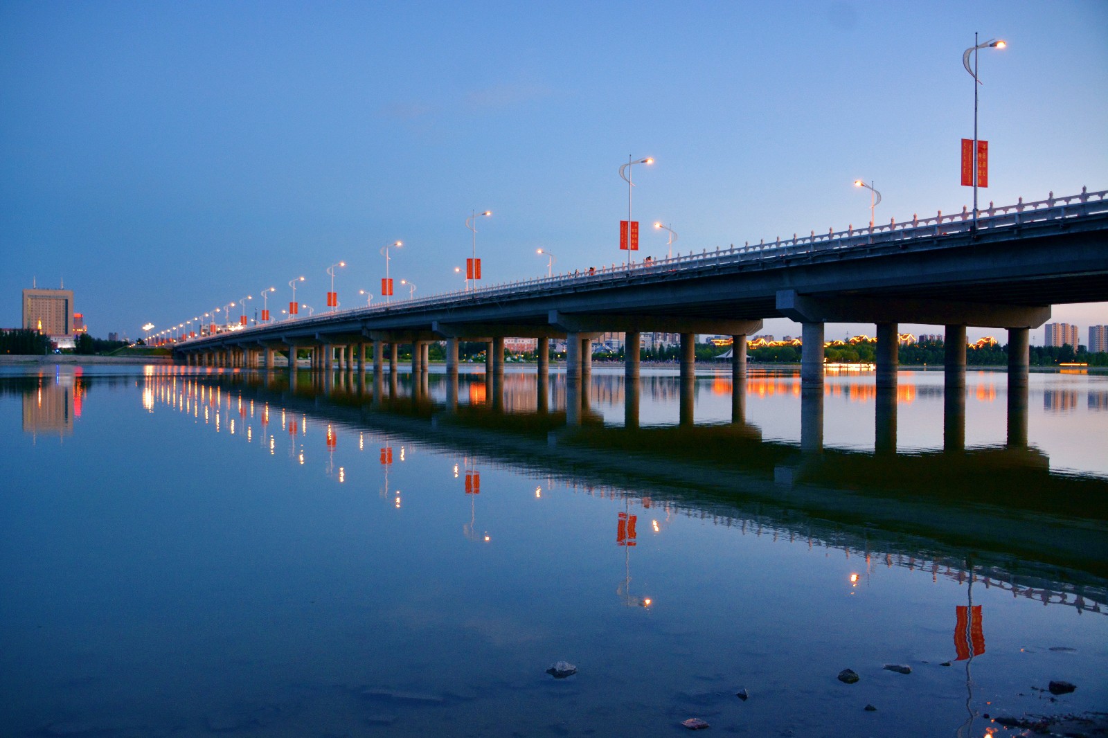 风景静谧而美好,如一缕淡淡的馨香.傍晚的辽河公园哲里木大桥段
