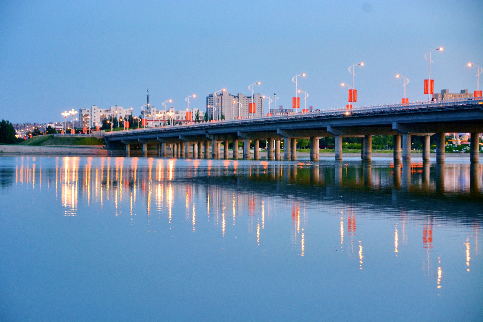 风景静谧而美好,如一缕淡淡的馨香.傍晚的辽河公园哲里木大桥段