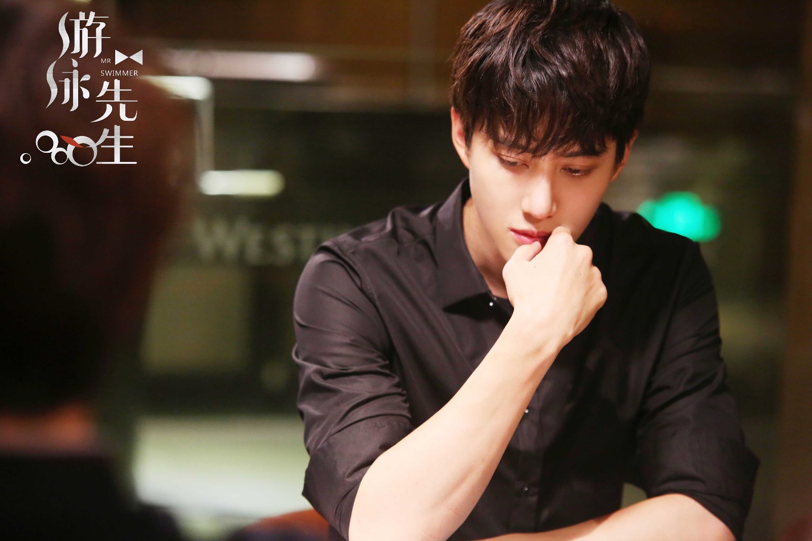 宋茶茶(鞠婧祎饰)去度假村寻找蓝天(严禹豪饰),却因蓝天冰冷的态度而