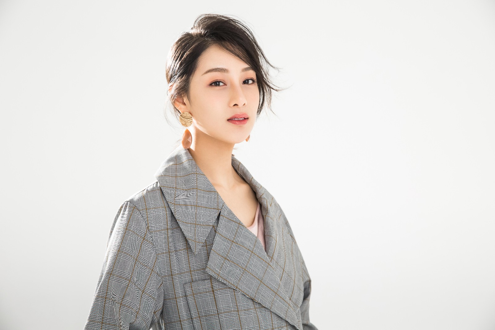 赵圆瑗初秋时节曝光干练写真 淡雅恬静气质撩人