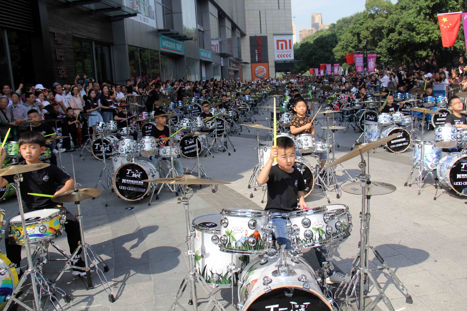 百名小鼓手齐奏69台架子鼓共庆祖国69岁华诞生日,现场实在太震撼!