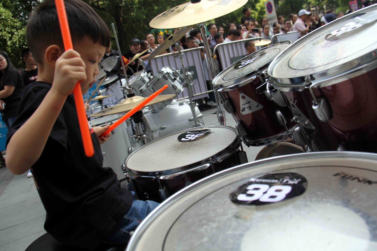 安徽芜湖,百名小鼓手齐奏69台架子鼓共庆祖国69岁华诞生日,现场正在