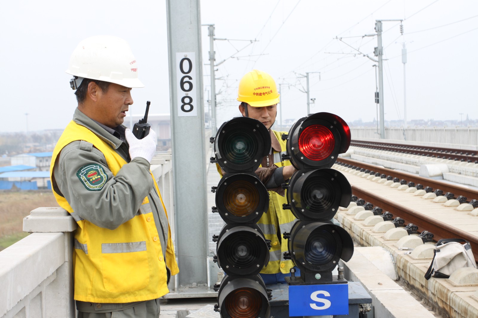 高铁区间信号机调试电力供电系统:由地方10kv外电,10kv配电所(每个