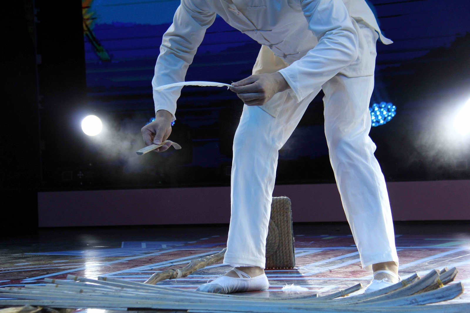 一根羽毛到底有多重?这安徽帅小伙表演令人惊叹的平衡绝活!