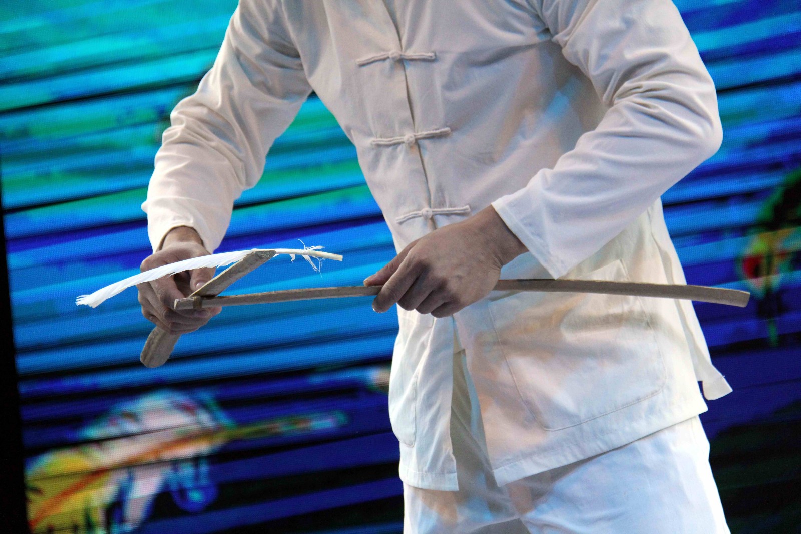 一根羽毛到底有多重?这安徽帅小伙表演令人惊叹的平衡绝活!