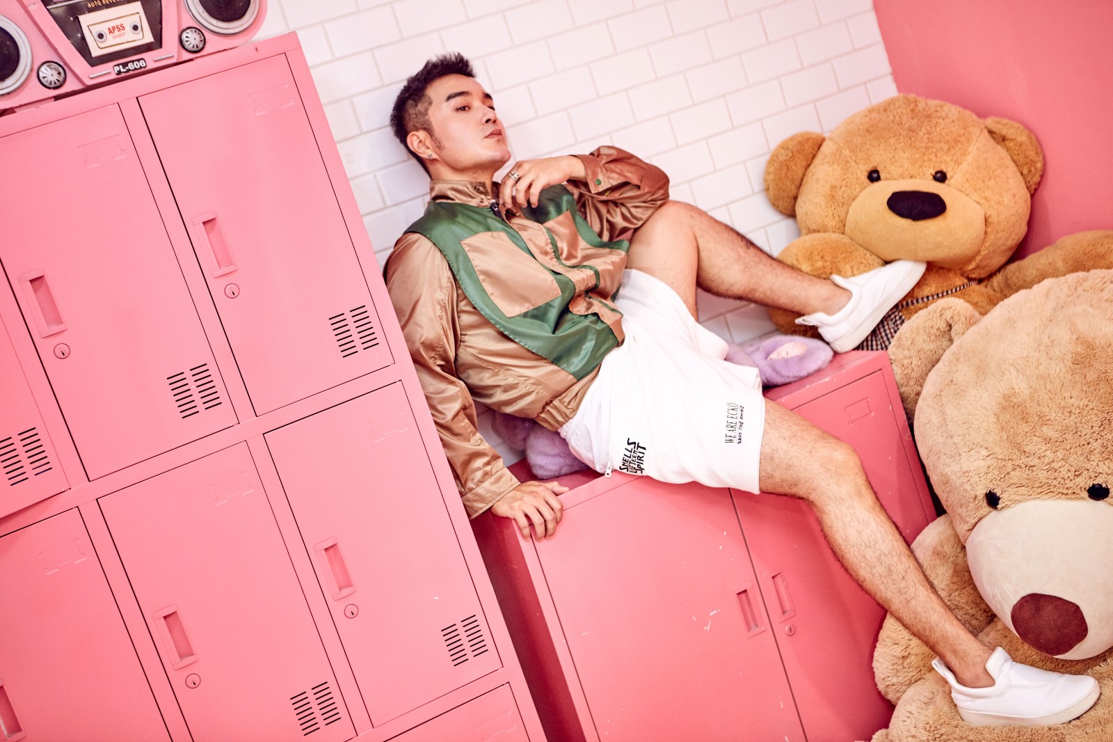 王铭铎暖色系大片 帅气有型尽显秋日温暖气息|语星