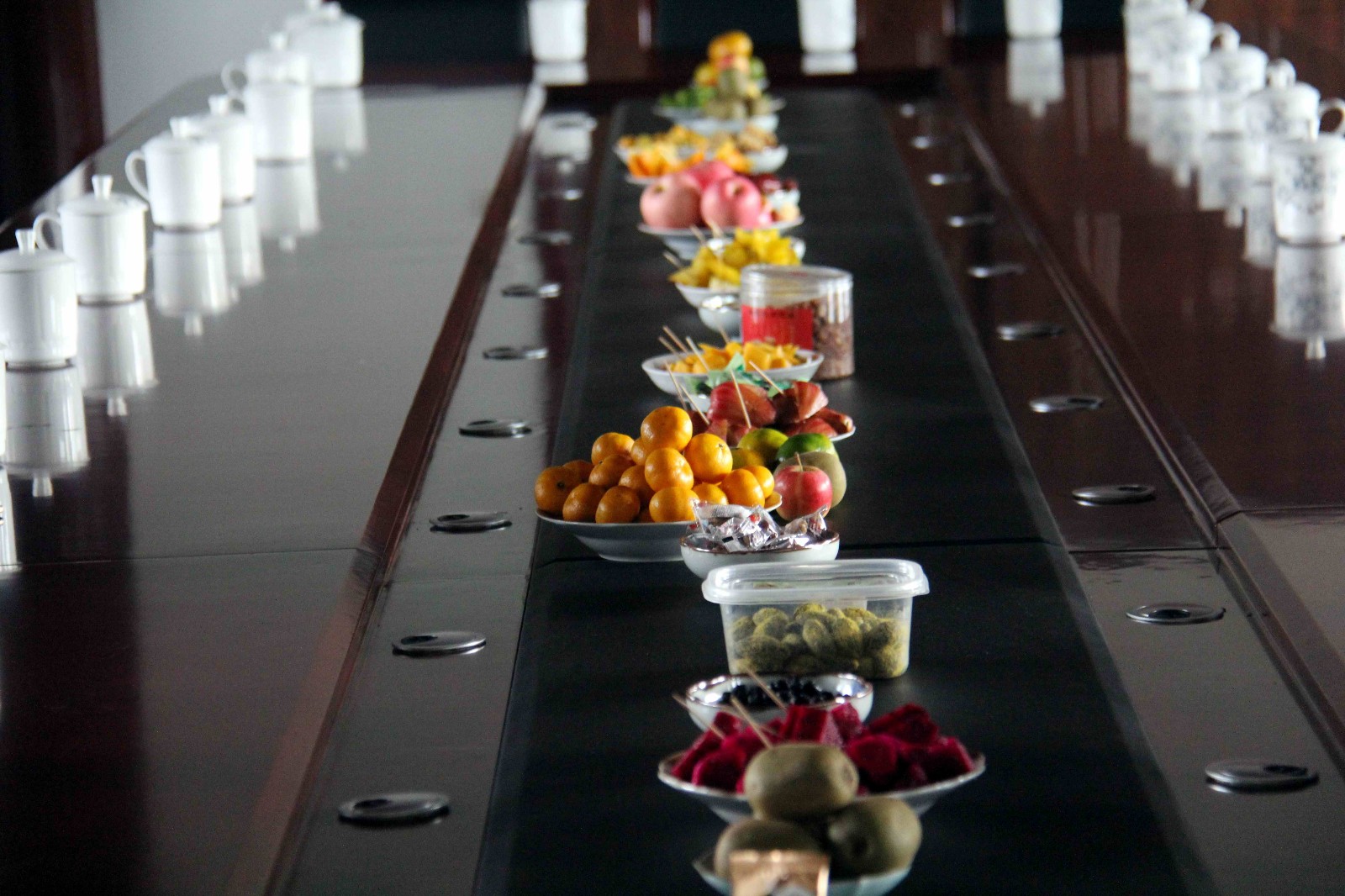 去庙里访年轻的方丈师父第一次见桌上摆了这长长的水果零食