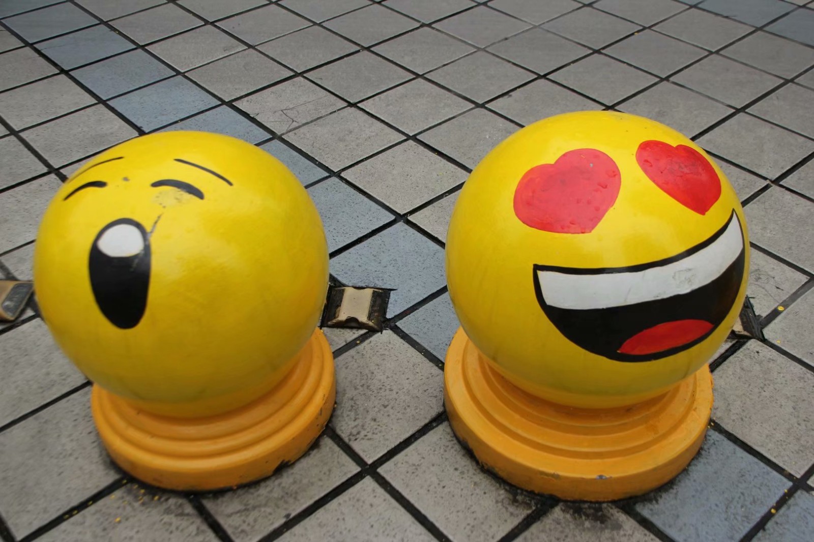 重庆一商场前现满地"表情包" 圆圆石墩变"小黄人"