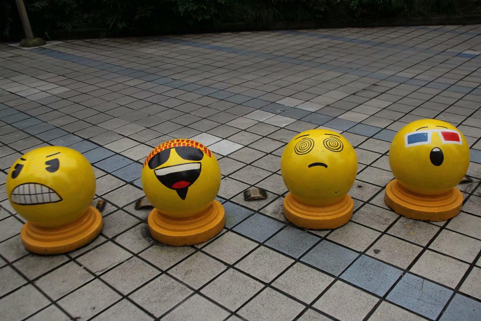 重庆一商场前现满地"表情包" 圆圆石墩变"小黄人"