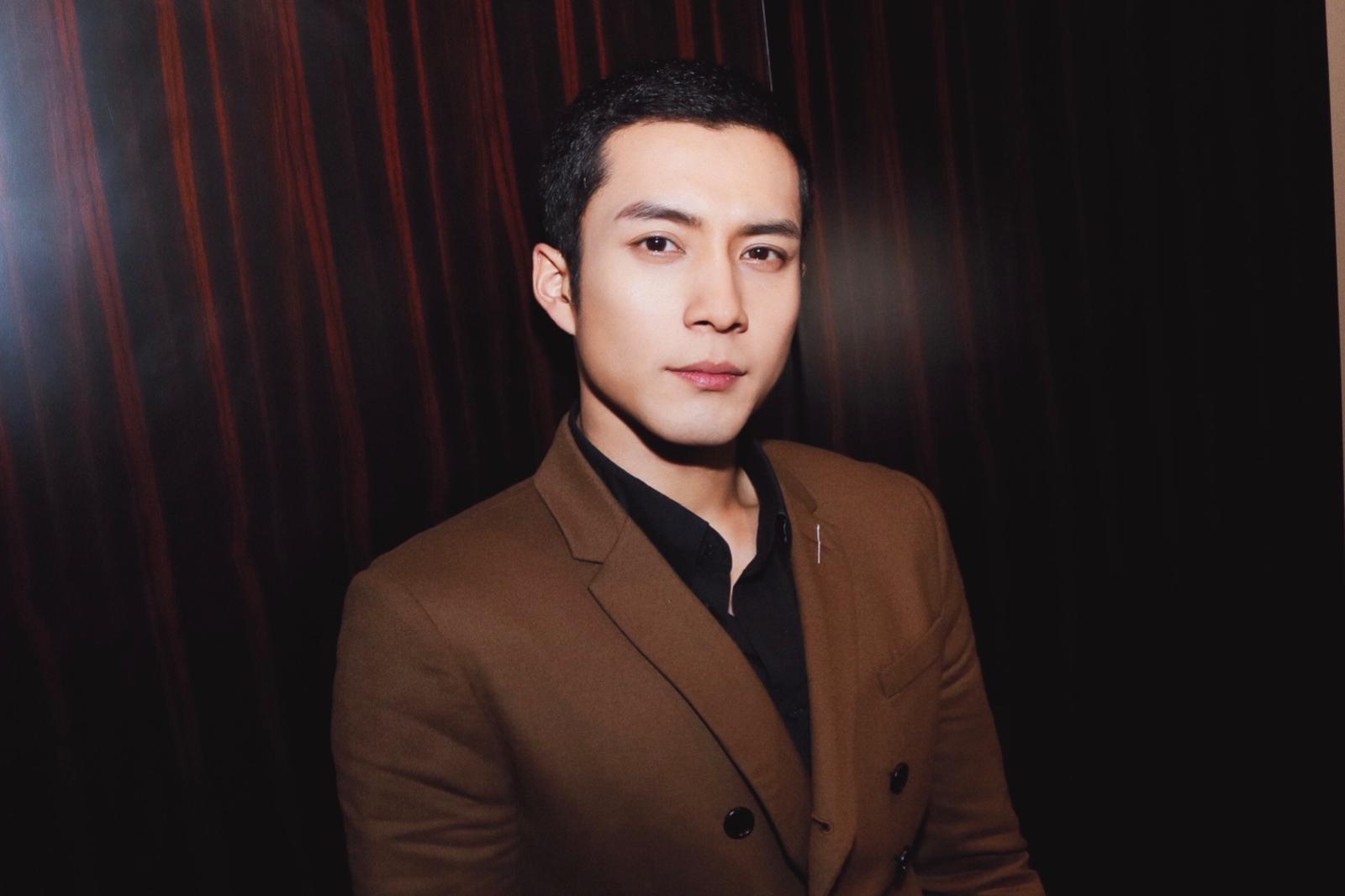 韩东君亮相时装之夜并获奖 感言盼将正能量传递