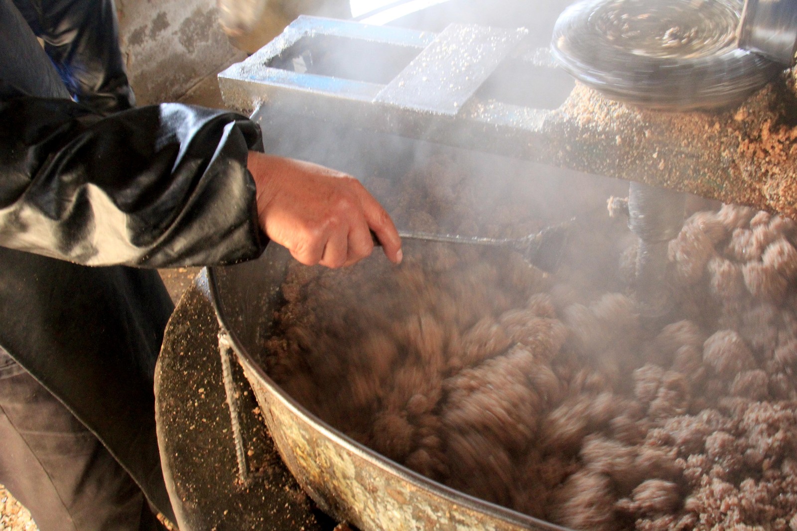 探秘原始纯手工土榨花生油一般三斤花生出一斤油