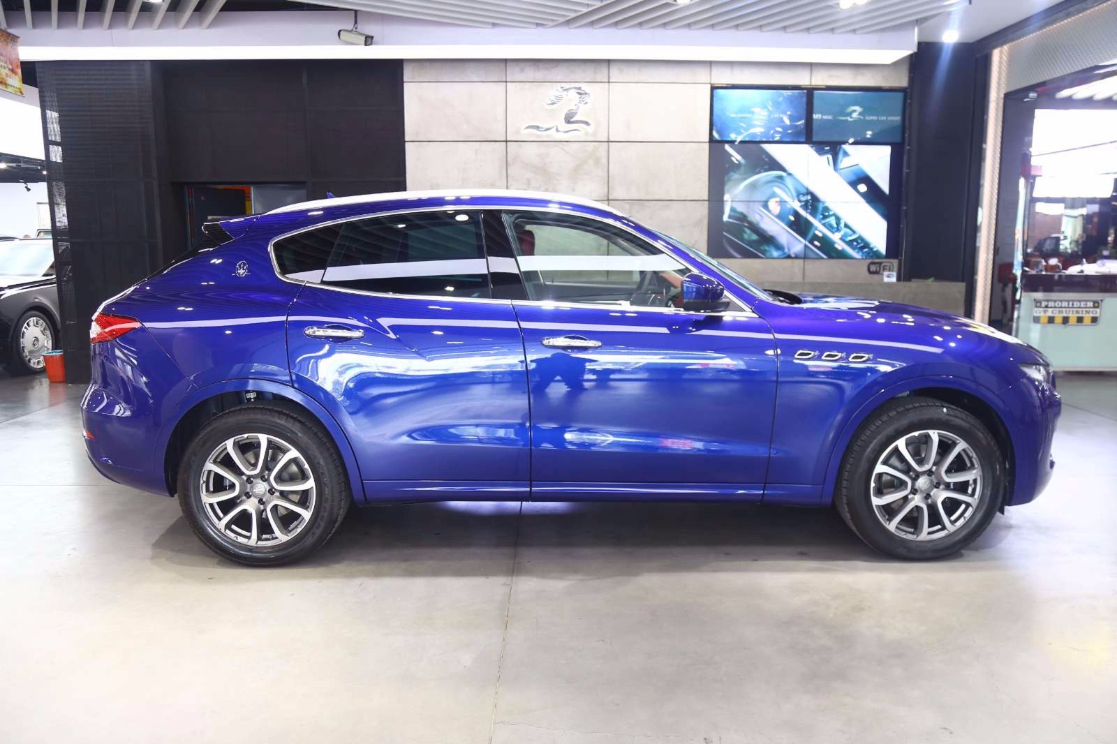 蓝色玛莎拉蒂levante30t标准型