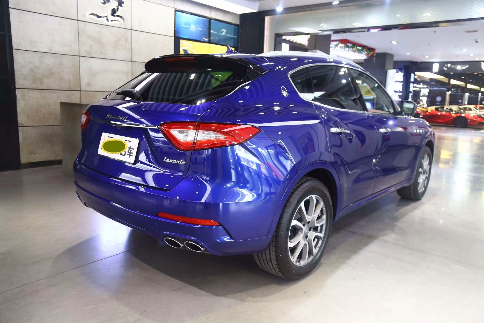 蓝色玛莎拉蒂levante30t标准型