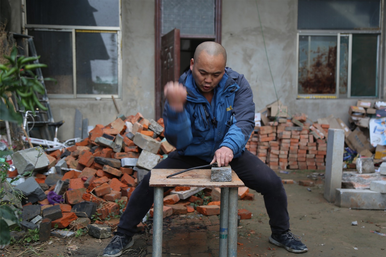 男子劈砖裂石练绝技,右手厚出1倍,15秒碎砖10块