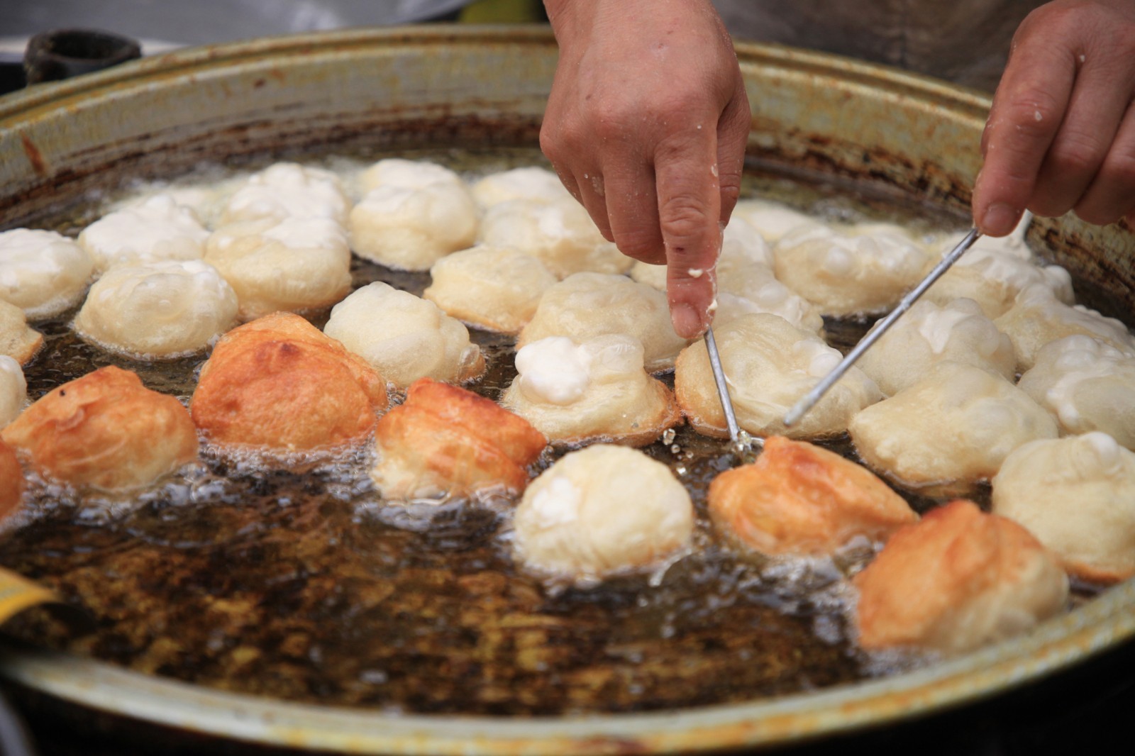 河南大妈炸面托20年 有人专程赶30里来吃|油馍|大妈|面食