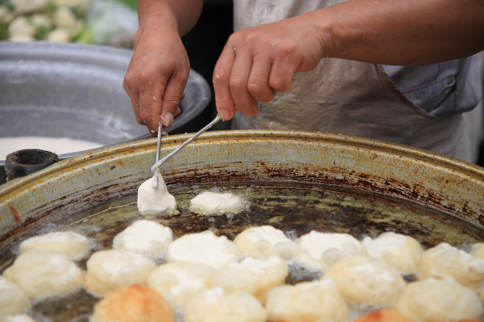 河南大妈炸面托20年 有人专程赶30里来吃|油馍|大妈|面食_新浪新闻