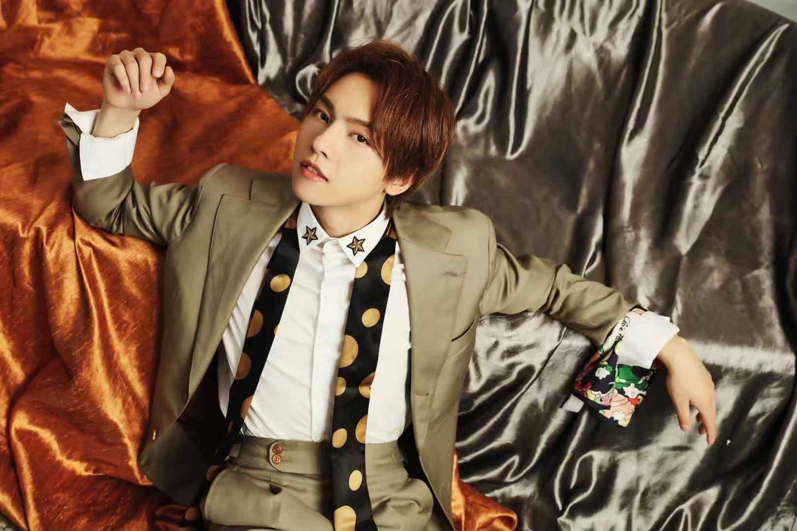 周锐上海出席品牌活动帅气亮相展现人气