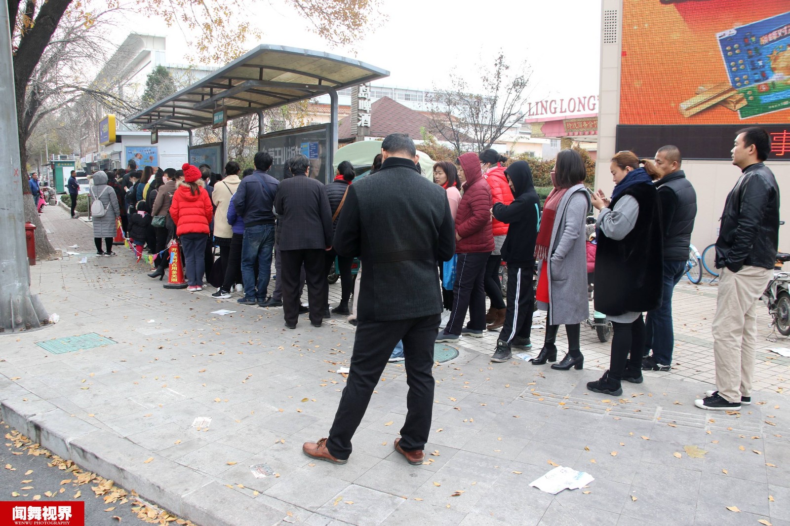 数百年轻人不上班排队苦等半天,只为领一块免费鸡排