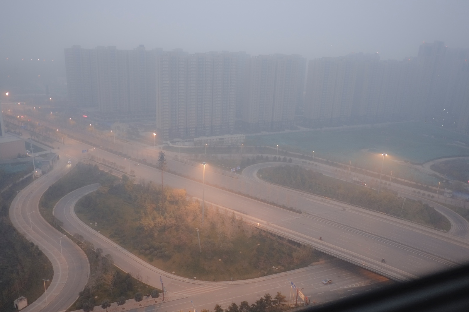 西安持续雾霾浓重 远处楼宇朦胧如天空之城