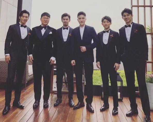 冯小刚携妻子参加婚礼,张一山身高成亮点,网友:这就尴尬了!