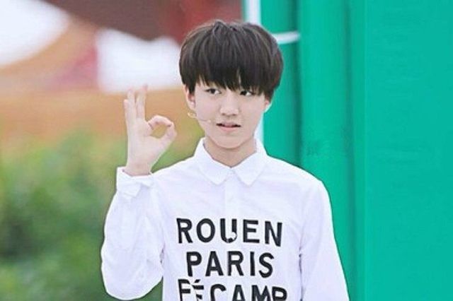 明星的ok手势,蔡徐坤当眼镜,杨洋最标准,李沁的太自然了!