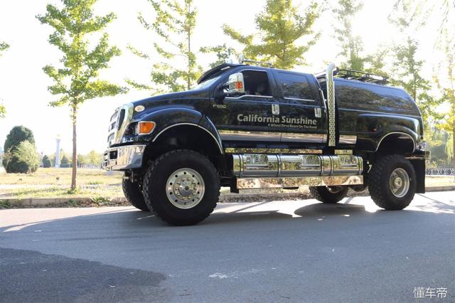 福特猛禽f650超级皮卡,停车用4个车位,货真价实的大猛禽