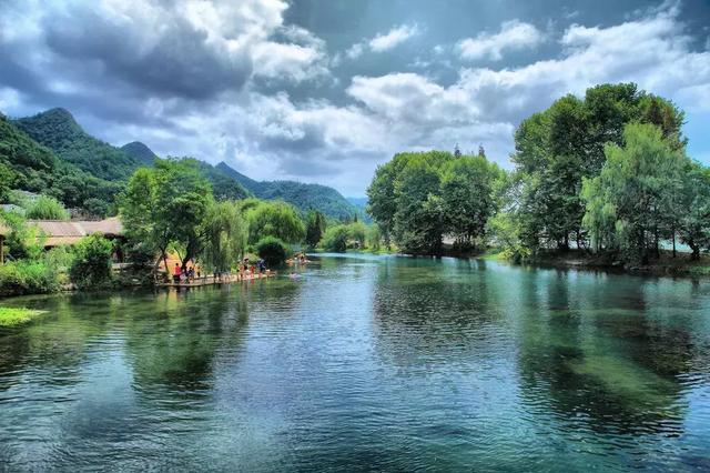 "十里河滩明如镜,几步花圃几农田",这里的山水无需长途跋涉,漫步