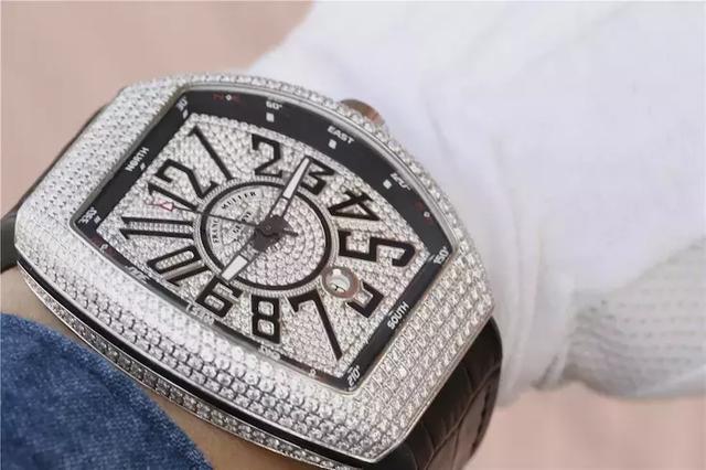 1.法穆兰女士手表的价格是多少?