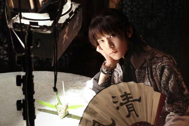 易烊千玺端午节穿古装晒粽子, 他这粽子挺特别是"千纸鹤粽子"吗