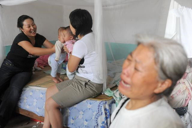 粗心婆婆带龙凤胎奶瓶混用导致孩子都感冒家有老人带孩子注意