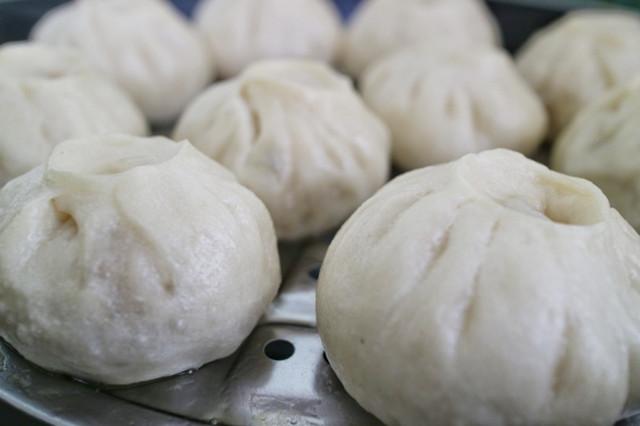 儿子考完回家,做他最喜欢的包子吃,蒸了一大笼他还嫌不够