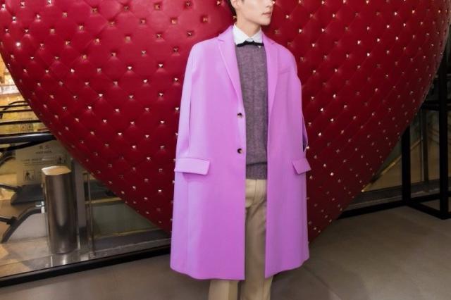 张艺兴穿紫色西装时尚帅气只是开了两条缝万万没想到这么矮