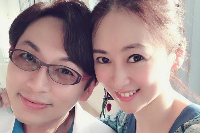 50岁翁虹七夕甜蜜撒狗粮,夫妻恩爱有加似情侣,老公更如青年小伙
