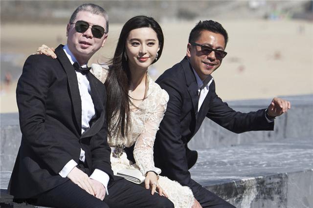 崔永元再爆猛料,晒出范冰冰冯小刚刘震云合照,为何3人5条腿?