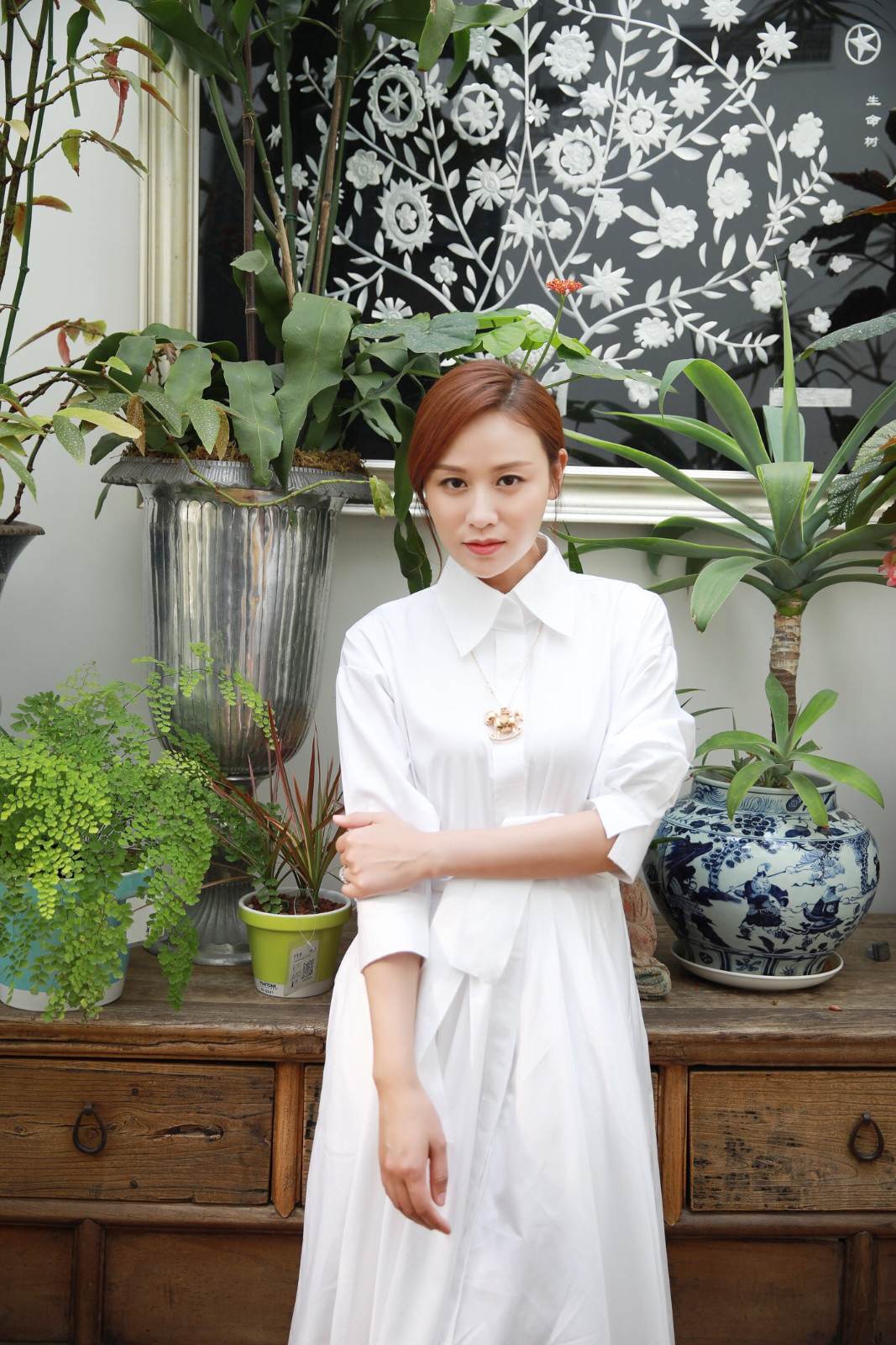 叶一茜春意写真曝光 比春天更美的是白衣胜雪