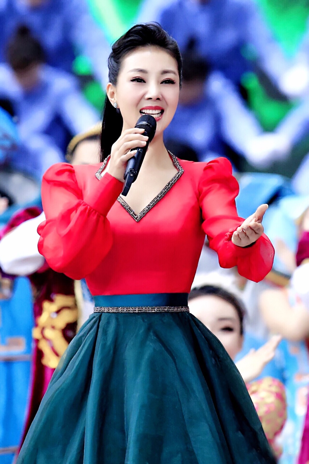 歌唱家褚海辰登台央视 献歌"中国梦·劳动美"